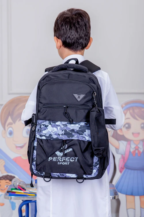 شنطة ظهر مدرسية متعدد الاوان مزينة بنقوش ملونة و بجيوب متعددة مع مقلمة