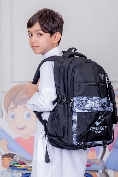 شنطة ظهر مدرسية متعدد الاوان مزينة بنقوش ملونة و بجيوب متعددة مع مقلمة