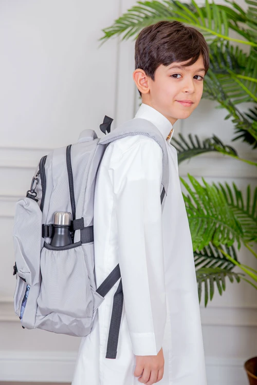 شنطة ظهر مدرسية متعدد الاوان مزينة بنقوش ملونة و بجيوب متعددة مع مقلمة