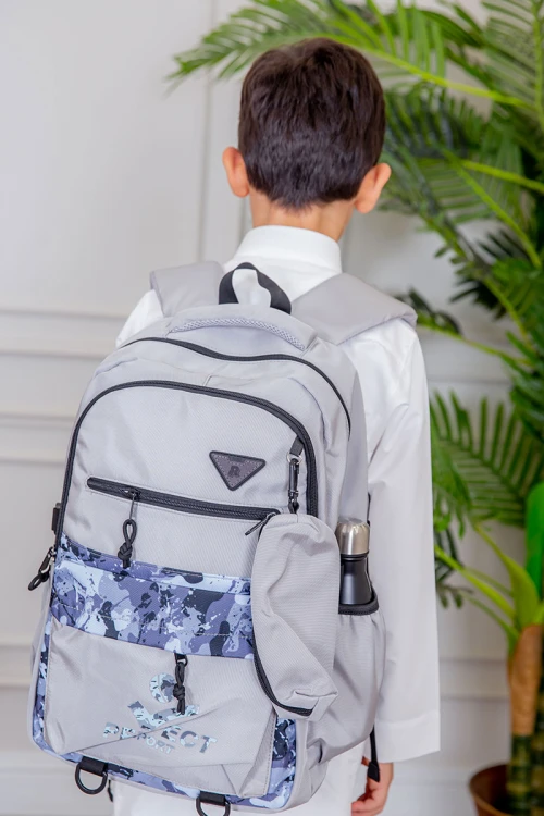 شنطة ظهر مدرسية متعدد الاوان مزينة بنقوش ملونة و بجيوب متعددة مع مقلمة