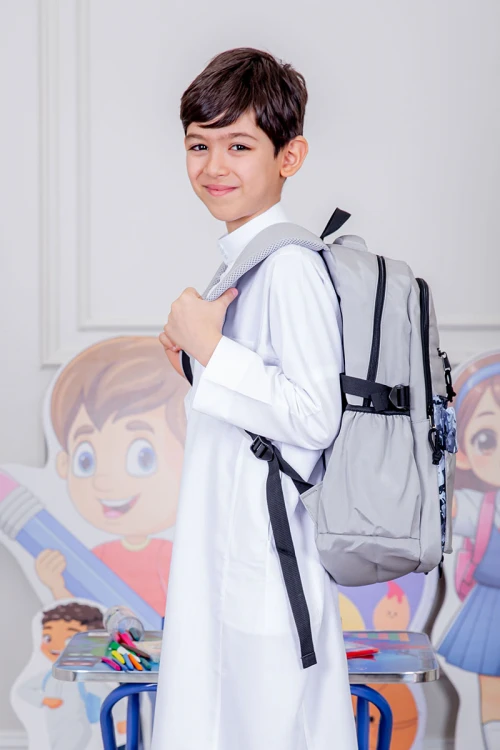 شنطة ظهر مدرسية متعدد الاوان مزينة بنقوش ملونة و بجيوب متعددة مع مقلمة