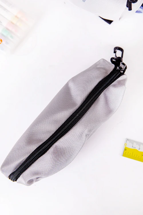 شنطة ظهر مدرسية متعدد الاوان مزينة بنقوش ملونة و بجيوب متعددة مع مقلمة