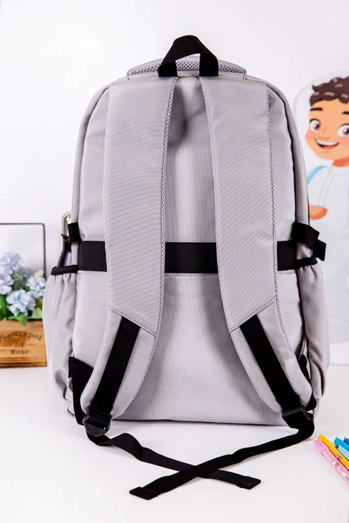 شنطة ظهر مدرسية متعدد الاوان مزينة بنقوش ملونة و بجيوب متعددة مع مقلمة