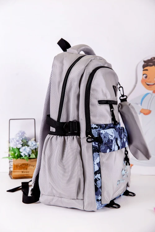 شنطة ظهر مدرسية متعدد الاوان مزينة بنقوش ملونة و بجيوب متعددة مع مقلمة