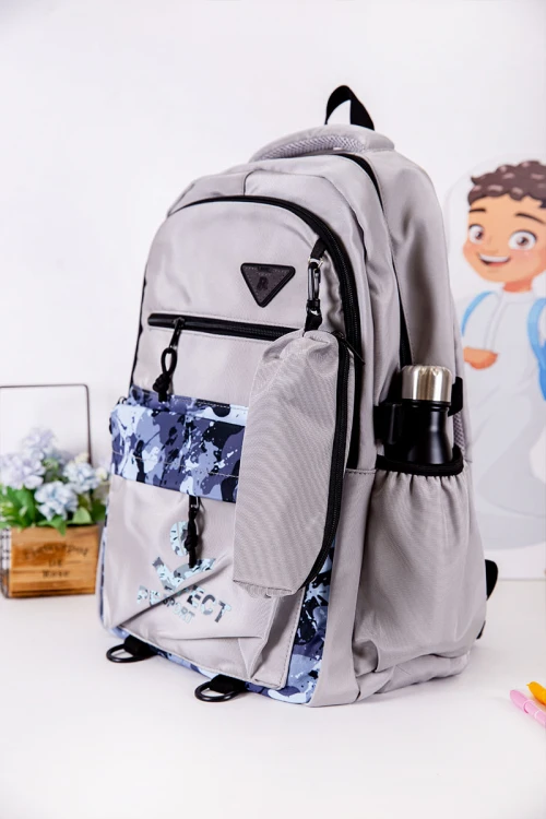 شنطة ظهر مدرسية متعدد الاوان مزينة بنقوش ملونة و بجيوب متعددة مع مقلمة