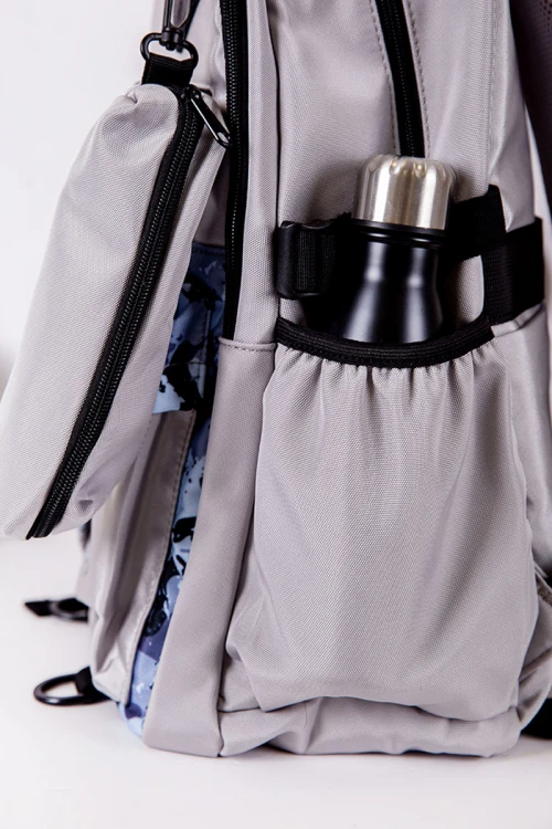 شنطة ظهر مدرسية متعدد الاوان مزينة بنقوش ملونة و بجيوب متعددة مع مقلمة