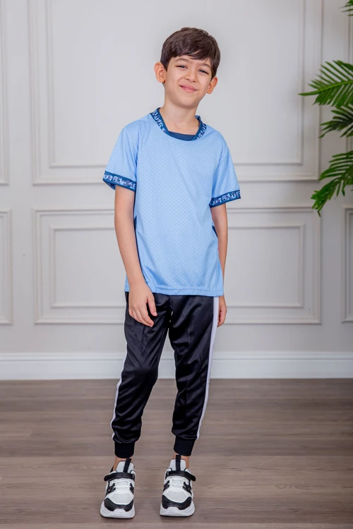 طقم ولادي رياضي قطعتين تيشيرت لون سماوي  مقلم باللون الذهبي و بنطلون طويل لون أسود مخطط باللون الأحمر من الجانبين و بزم من الأسفل