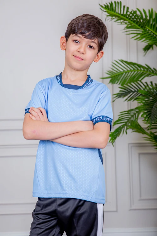 طقم ولادي رياضي قطعتين تيشيرت لون سماوي مقلم باللون الذهبي و بنطلون طويل لون أسود مخطط باللون الأحمر من الجانبين و بزم من الأسفل