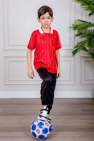 طقم ولادي رياضي قطعتين تيشيرت لون أحمر مقلم باللون الذهبي و بنطلون طويل لون أسود مخطط باللون الأحمر من الجانبين و بزم من الأسفل