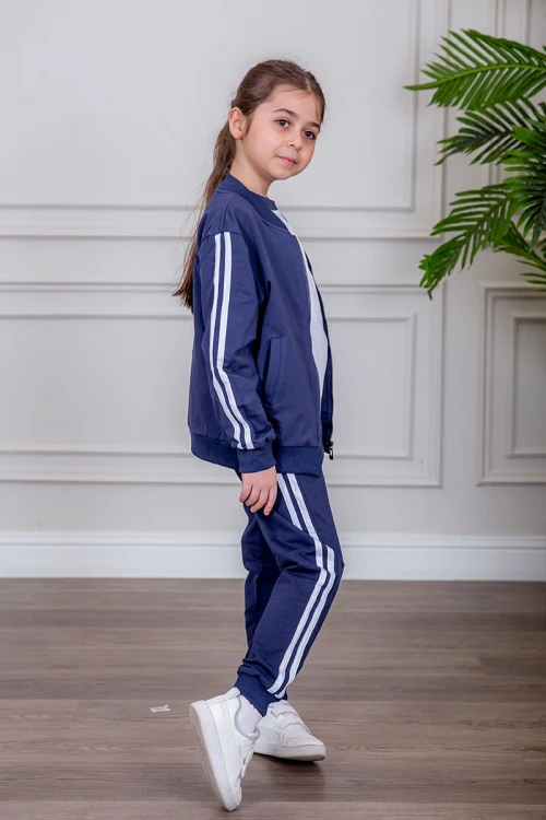 طقم رياضي بناتي مدارس 3 قطع لون كحلي تيشيرت أبيض داخلي و جاكيت ذو أكمام طويلة بسحاب و جيوب من الأمام و بنطلون برباط و زم من الأسفل