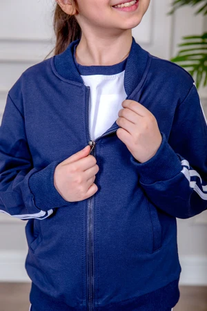 طقم رياضي بناتي مدارس 3 قطع لون كحلي تيشيرت أبيض داخلي و جاكيت ذو أكمام طويلة بسحاب و جيوب من الأمام و بنطلون برباط و زم من الأسفل