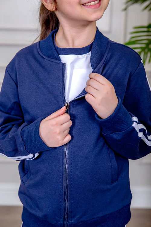 طقم رياضي بناتي مدارس 3 قطع لون كحلي تيشيرت أبيض داخلي و جاكيت ذو أكمام طويلة بسحاب و جيوب من الأمام و بنطلون برباط و زم من الأسفل