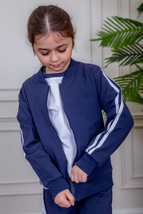 طقم رياضي بناتي مدارس 3 قطع لون كحلي تيشيرت أبيض داخلي و جاكيت ذو أكمام طويلة بسحاب و جيوب من الأمام و بنطلون برباط و زم من الأسفل