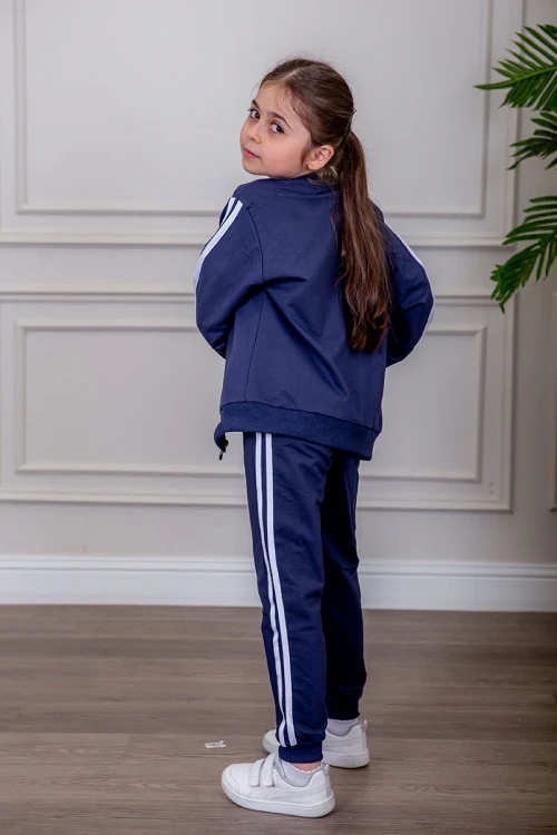 طقم رياضي بناتي مدارس 3 قطع لون كحلي تيشيرت أبيض داخلي و جاكيت ذو أكمام طويلة بسحاب و جيوب من الأمام و بنطلون برباط و زم من الأسفل