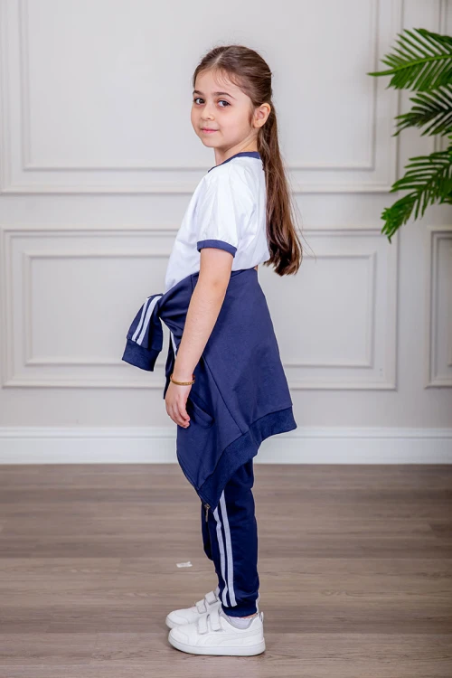 طقم رياضي بناتي مدارس 3 قطع لون كحلي تيشيرت أبيض داخلي و جاكيت ذو أكمام طويلة بسحاب و جيوب من الأمام و بنطلون برباط و زم من الأسفل