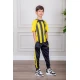طقم ولادي رياضي قطعتين تيشيرت لون أصفر مقلم باللون الأسود و بنطلون طويل لون أسود مخطط باللون الأصفر من الجانبين و بزم من الأسفل