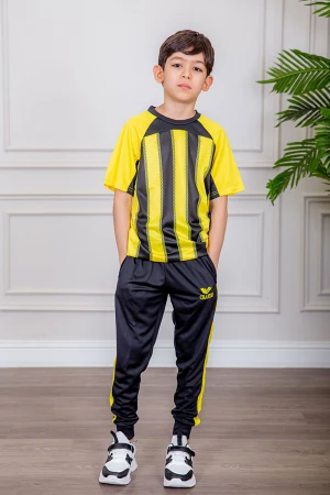 طقم ولادي رياضي قطعتين تيشيرت لون أصفر مقلم باللون الأسود و بنطلون طويل لون أسود مخطط باللون الأصفر من الجانبين و بزم من الأسفل