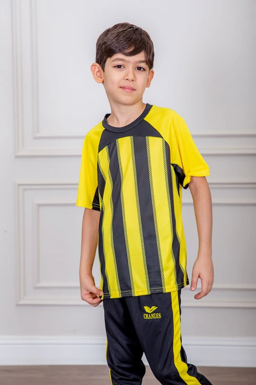 طقم ولادي رياضي قطعتين تيشيرت لون أصفر مقلم باللون الأسود و بنطلون طويل لون أسود مخطط باللون الأصفر من الجانبين و بزم من الأسفل