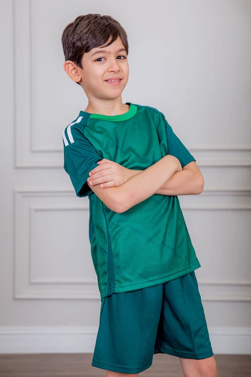 طقم ولادي رياضي قطعتين تيشيرت لون أخضر بياقة دائرية و أكتاف مخططة باللون الأبيض و شورت لون أخضر