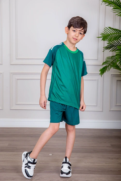 طقم ولادي رياضي قطعتين تيشيرت لون أخضر بياقة دائرية و أكتاف مخططة باللون الأبيض و شورت لون أخضر