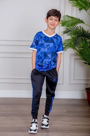 طقم ولادي رياضي قطعتين تيشيرت لون أزرق بياقة و أطراف الأكمام باللون الأبيض و بنطلون طويل لون أسود مخطط باللون الأزرق من الجانبين و بزم من الأسفل