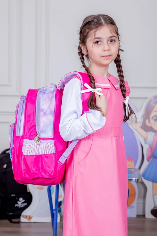 شنطة ظهر مدرسية بناتي لون وردي مزينة برسومات كرتونية ملونة و بجيوب متعددة