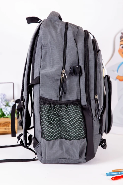 شنطة ظهر مدرسية ولادي متعددة الألوان بجيوب متعددة مع مقلمة