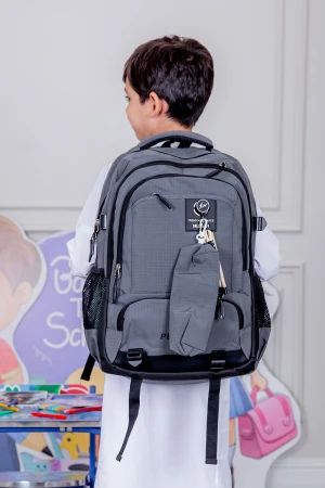 شنطة ظهر مدرسية ولادي متعددة الألوان بجيوب متعددة مع مقلمة 