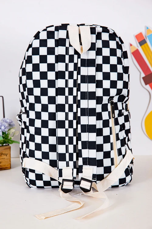 شنطة ظهر مدرسية لون أبيض و أسود مربعات و بجيوب متعددة