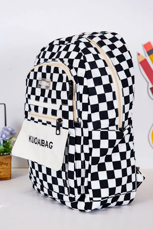 شنطة ظهر مدرسية لون أبيض و أسود مربعات و بجيوب متعددة