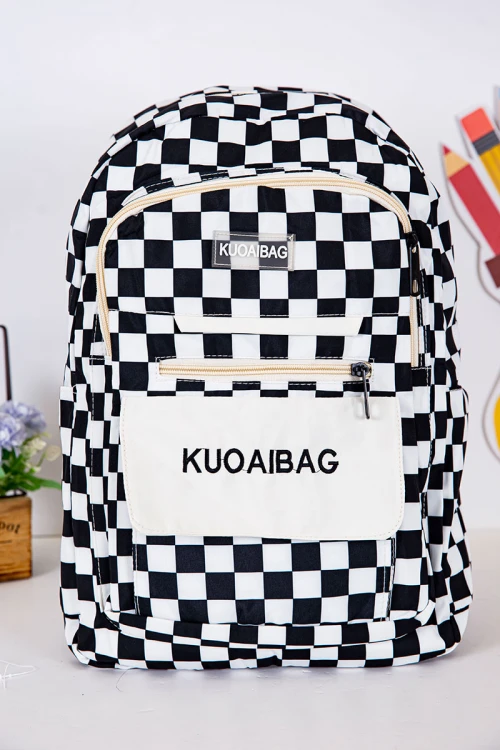 شنطة ظهر مدرسية لون أبيض و أسود مربعات و بجيوب متعددة