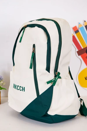 شنطة ظهر مدرسية لون بيج فاتح بحواف أخضر غامق و بجيوب متعددة 