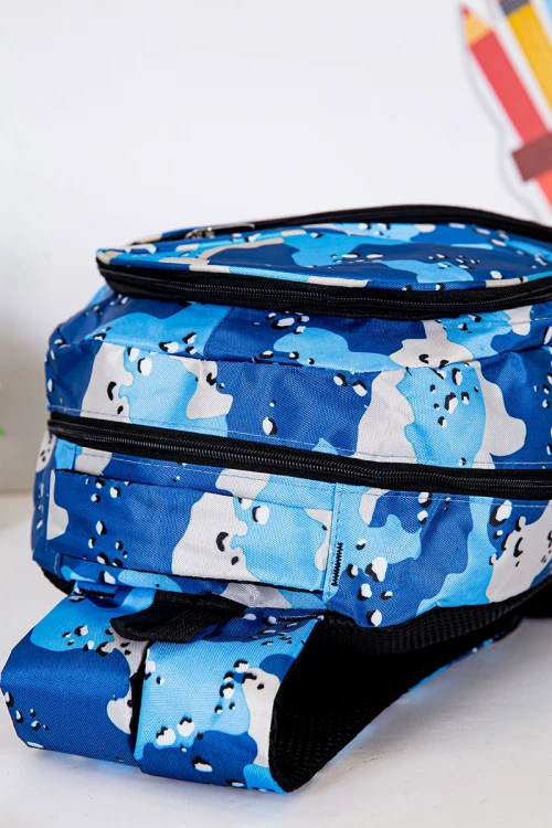 شنطة ظهر مدرسية ولادي مزيج من اللون الأزرق الغامق و الفاتح و بجيوب متعددة