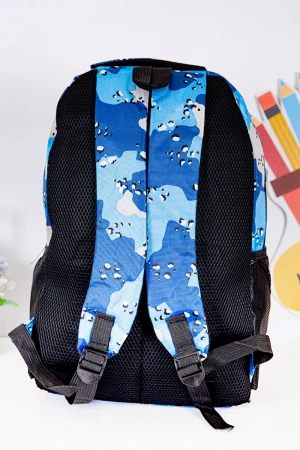 شنطة ظهر مدرسية ولادي مزيج من اللون الأزرق الغامق و الفاتح و بجيوب متعددة 