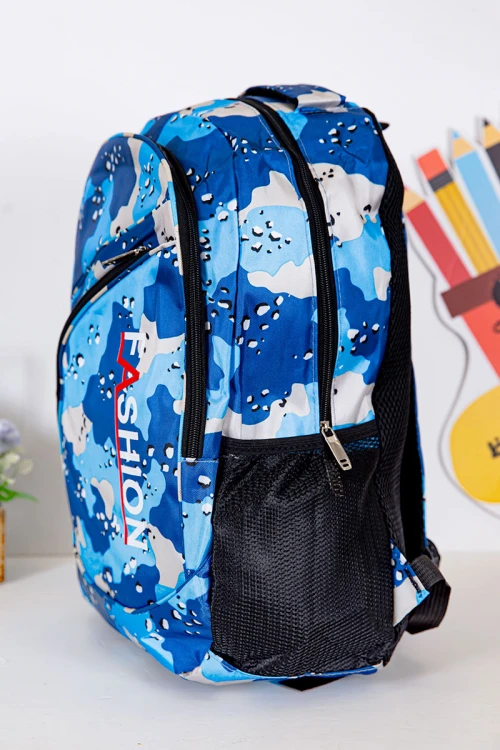 شنطة ظهر مدرسية ولادي مزيج من اللون الأزرق الغامق و الفاتح و بجيوب متعددة