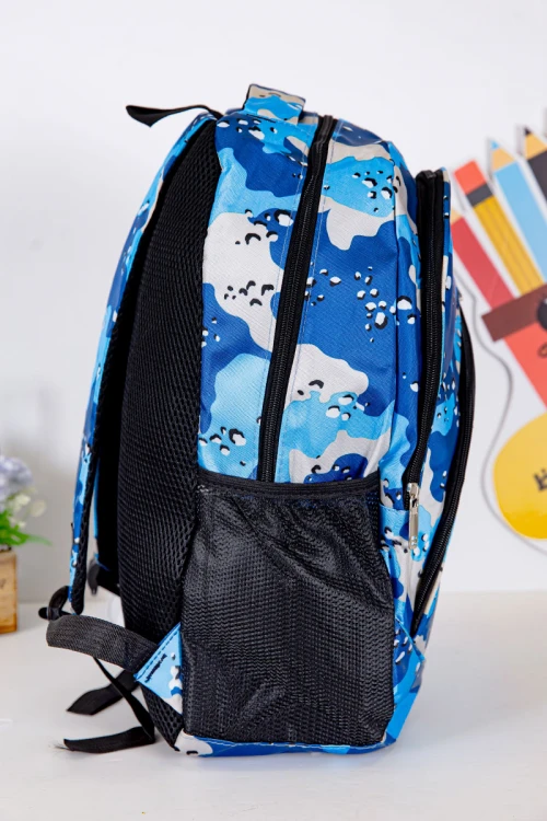 شنطة ظهر مدرسية ولادي مزيج من اللون الأزرق الغامق و الفاتح و بجيوب متعددة