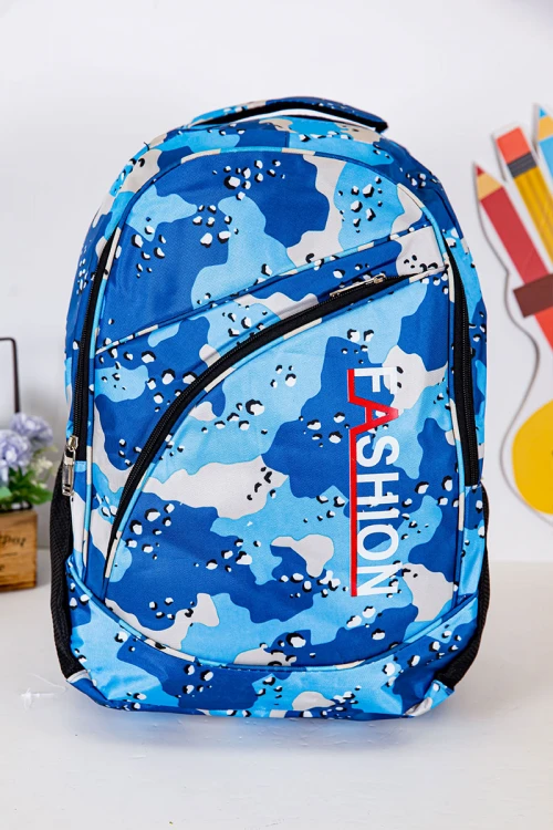 شنطة ظهر مدرسية ولادي مزيج من اللون الأزرق الغامق و الفاتح و بجيوب متعددة