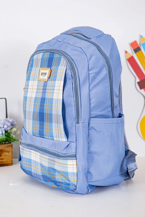 شنطة ظهر مدرسية لون سماوي مزينة بقماش مربعات من الأمام و بجيوب متعددة