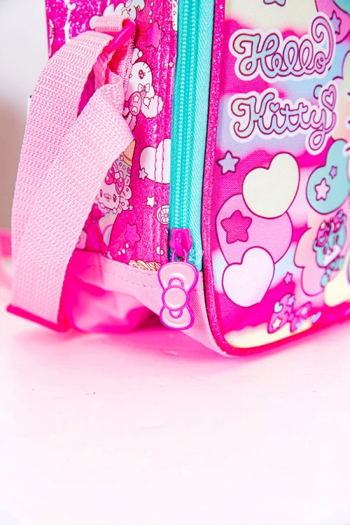 شنطة طعام بناتي مزيج من اللون الوردي الفاتح و الغامق مزينة بشخصية لولو كاتي الكرتونية