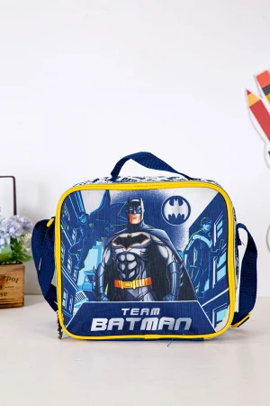 شنطة طعام ولادي لون أزرق بحواف باللون الأصفر مزينة بشخصية باتمان الكرتونية 