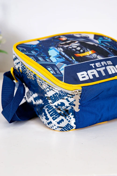 شنطة طعام ولادي لون أزرق بحواف باللون الأصفر مزينة بشخصية باتمان الكرتونية