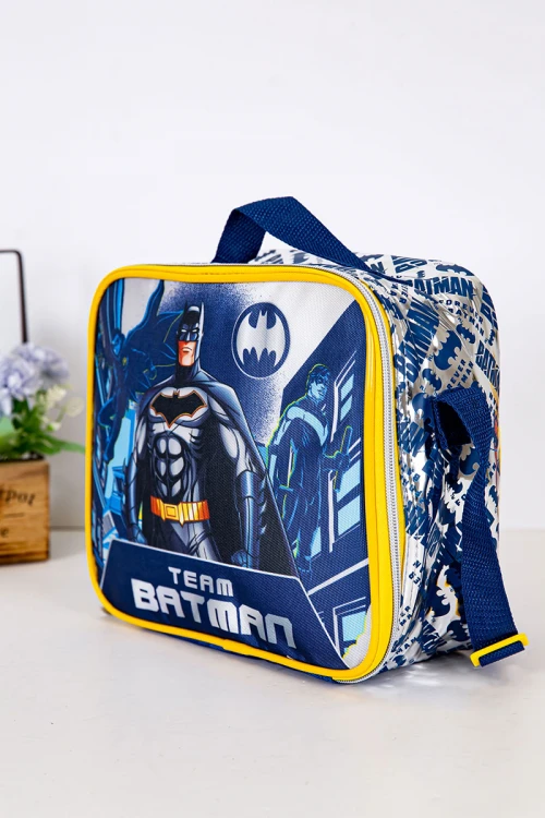 شنطة طعام ولادي لون أزرق بحواف باللون الأصفر مزينة بشخصية باتمان الكرتونية