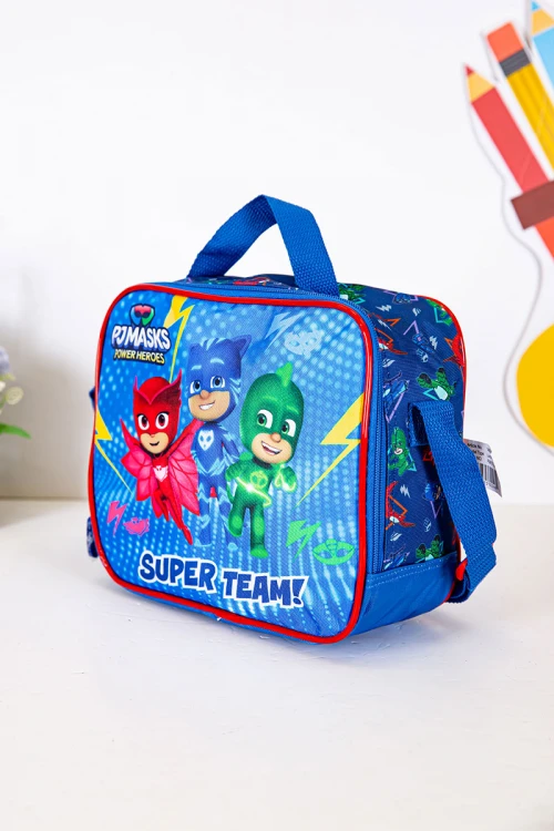 شنطة طعام ولادي لون أزرق بحواف باللون الأحمر مزينة بشخصية الأبطال المقنعون الكرتونية