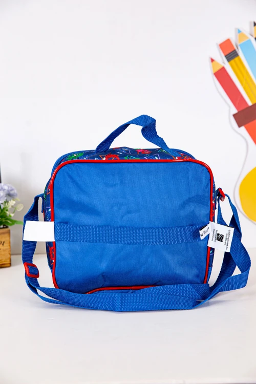 شنطة طعام ولادي لون أزرق بحواف باللون الأحمر مزينة بشخصية الأبطال المقنعون الكرتونية