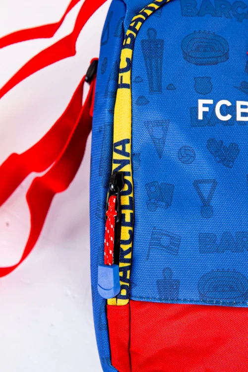 شنطة طعام ولادي لون أزرق بحواف باللون الأحمر مزينة بشعار نادي برشلونة لكرة القدم