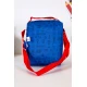 شنطة طعام ولادي لون أزرق بحواف باللون الأحمر مزينة بشعار نادي برشلونة لكرة القدم