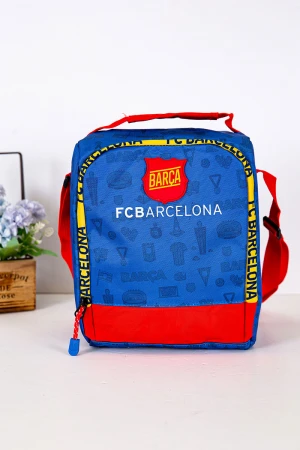 شنطة طعام ولادي لون أزرق بحواف باللون الأحمر مزينة بشعار نادي برشلونة لكرة القدم