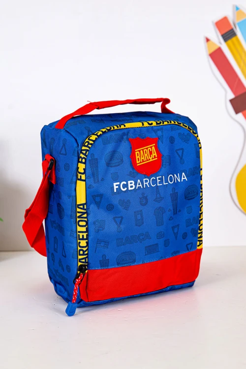 شنطة طعام ولادي لون أزرق بحواف باللون الأحمر مزينة بشعار نادي برشلونة لكرة القدم