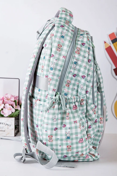 شنطة ظهر مدرسية بناتي متعدد الألوان مزينة برسومات ملونة و بجيوب متعددة مع مقلمة