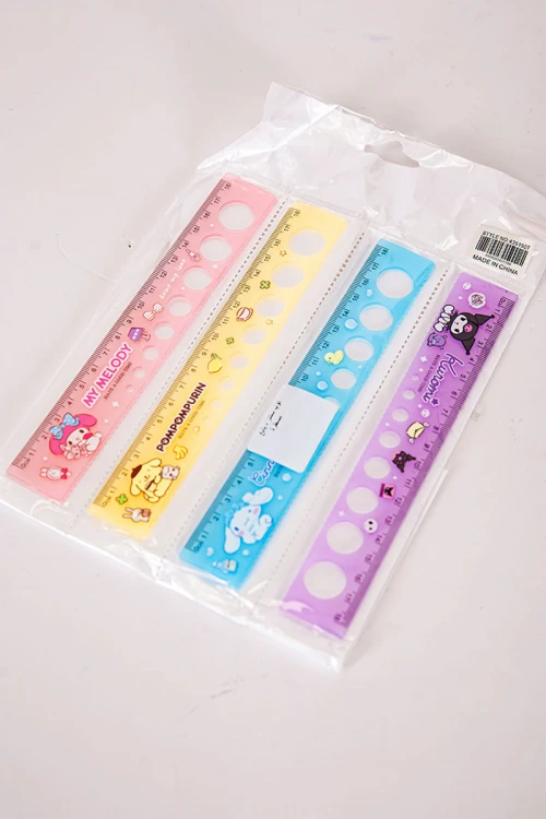 مسطرة مدرسية متعددة الألوان مزينة برسومات كرتونية و بثقوب دائرية بأحجام متعددة